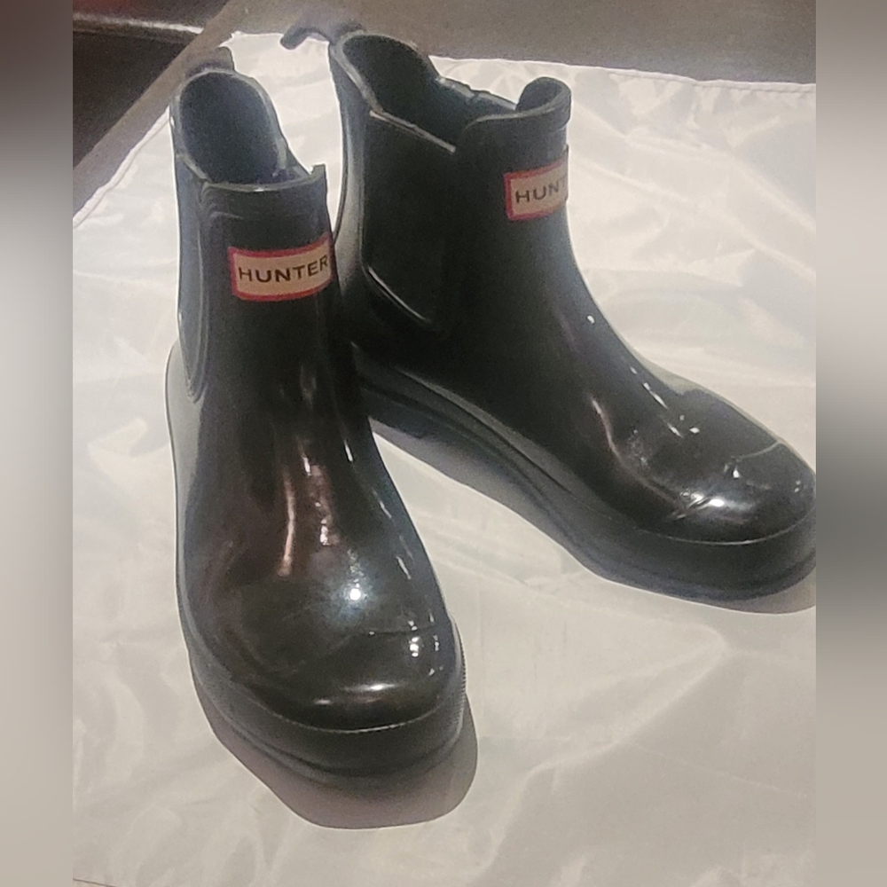 ❌️SOLD❌️ Hunter Glossy Chelsea Short Boots. Size 9 - Picture 3 of 10